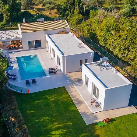 Ami, Roda, Corfu: 10 Guests, Heated Pool, Private Mini Golf, Pool Table & More!! 别墅 罗达