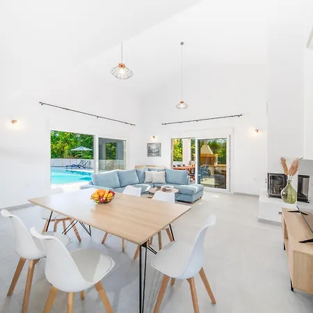 Ami, Roda, Corfu: 10 Guests, Heated Pool, Private Mini Golf, Pool Table & More!! 罗达