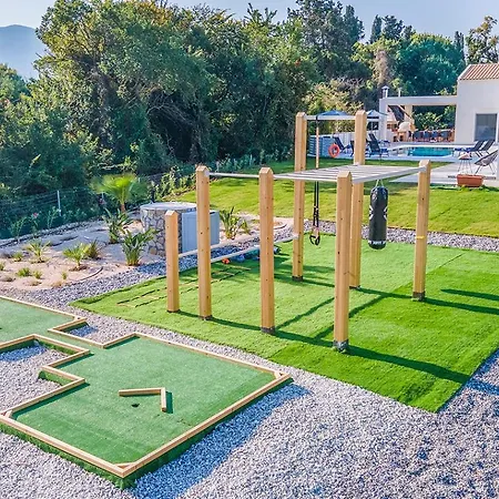 Ami, Roda, Corfu: 10 Guests, Heated Pool, Private Mini Golf, Pool Table & More!! 别墅 罗达
