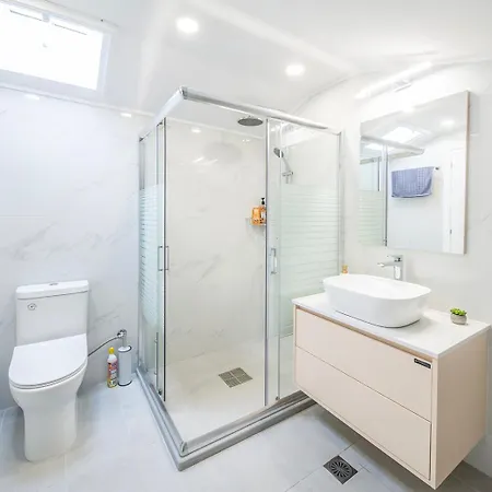 Ami, Roda, Corfu: 10 Guests, Heated Pool, Private Mini Golf, Pool Table & More!! Βίλα