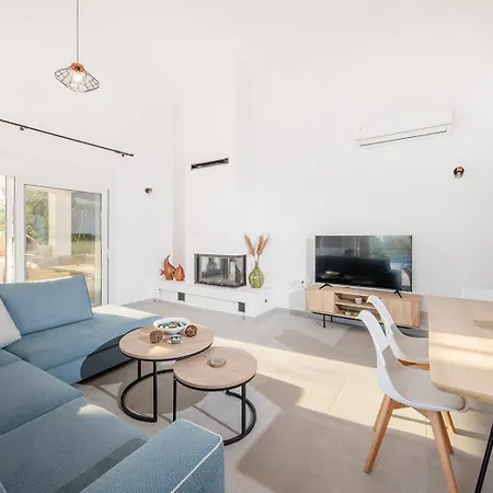 Ami, Roda, Corfu: 10 Guests, Heated Pool, Private Mini Golf, Pool Table & More!! Βίλα