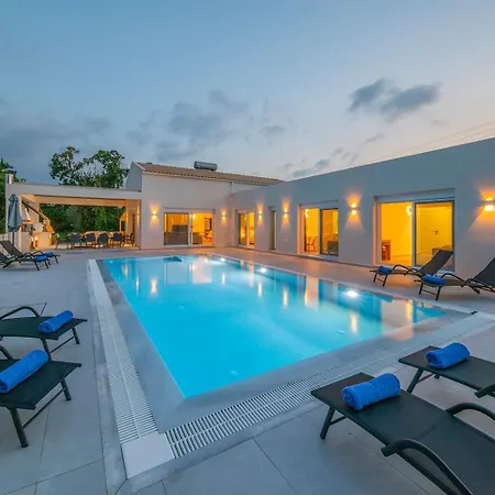 Ami, Roda, Corfu: 10 Guests, Heated Pool, Private Mini Golf, Pool Table & More!!