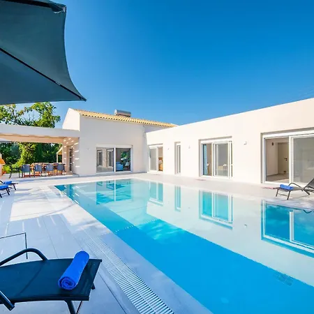 Ami, Roda, Corfu: 10 Guests, Heated Pool, Private Mini Golf, Pool Table & More!! Villa *