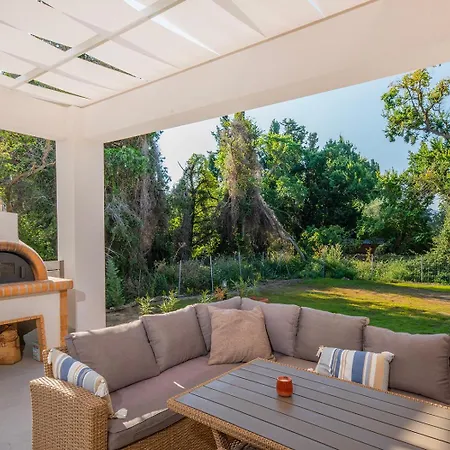 Villa Ami, Roda, Corfu: 10 Guests, Heated Pool, Private Mini Golf, Pool Table & More!! Roda (Corfu)