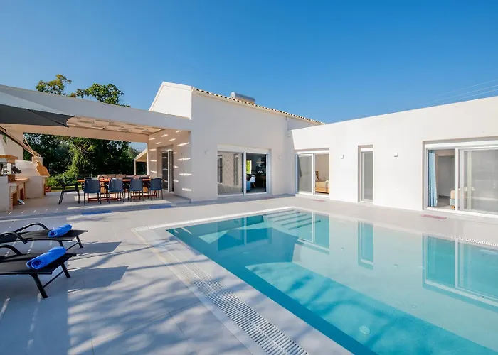 Vilă Ami, Roda, Corfu: 10 Guests, Heated Pool, Private Mini Golf, Pool Table & More!! *