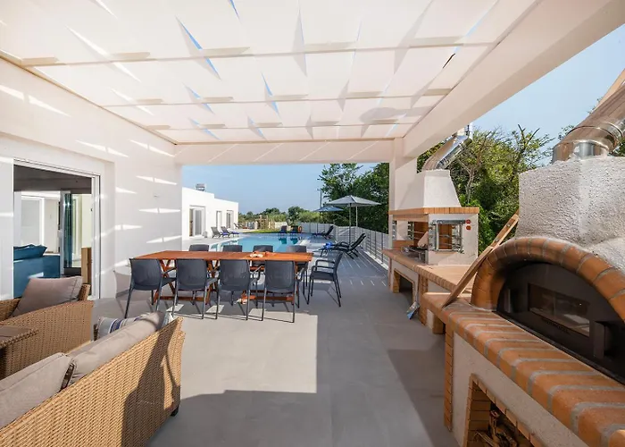 Vilă Ami, Roda, Corfu: 10 Guests, Heated Pool, Private Mini Golf, Pool Table & More!! *