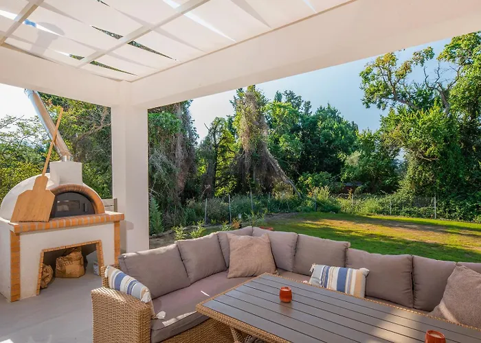 Vilă Ami, Roda, Corfu: 10 Guests, Heated Pool, Private Mini Golf, Pool Table & More!! Roda (Corfu)