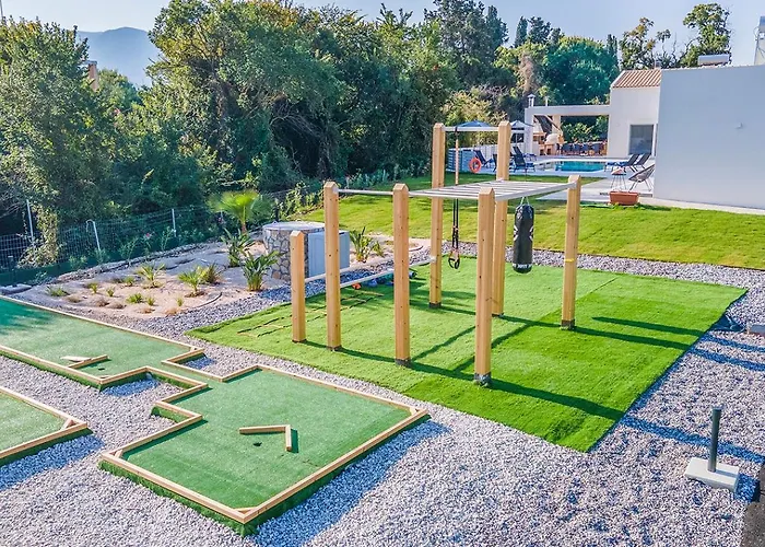Ami, Roda, Corfu: 10 Guests, Heated Pool, Private Mini Golf, Pool Table & More!! Vilă Roda (Corfu)