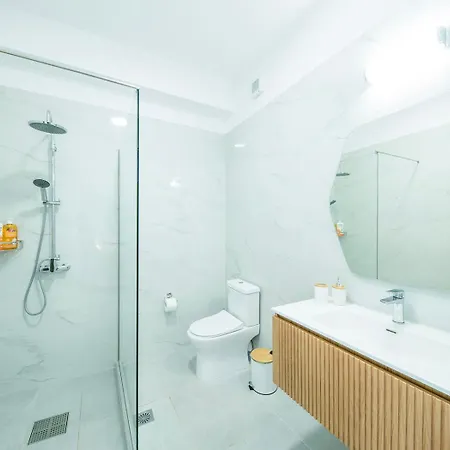 Ami, Roda, Corfu: 10 Guests, Heated Pool, Private Mini Golf, Pool Table & More!! *