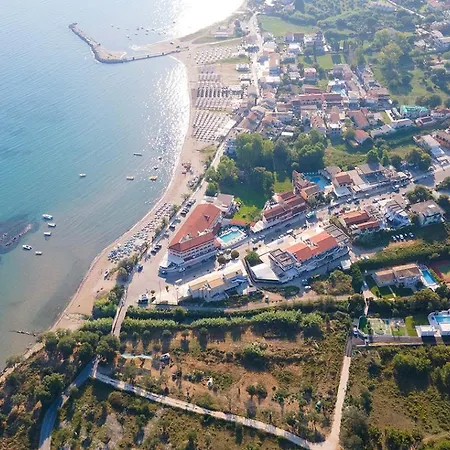 Willa Ami, Roda, Corfu: 10 Guests, Heated Pool, Private Mini Golf, Pool Table & More!! *